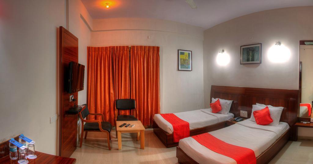 Hotel By The Way Mysore Habitación foto