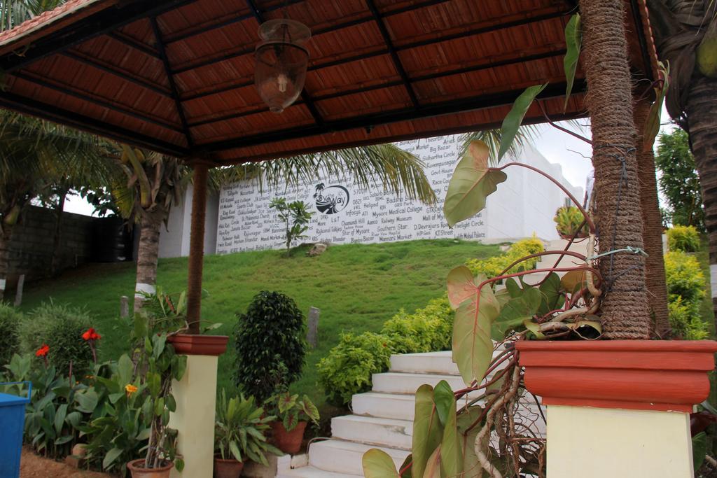 Hotel By The Way Mysore Exterior foto
