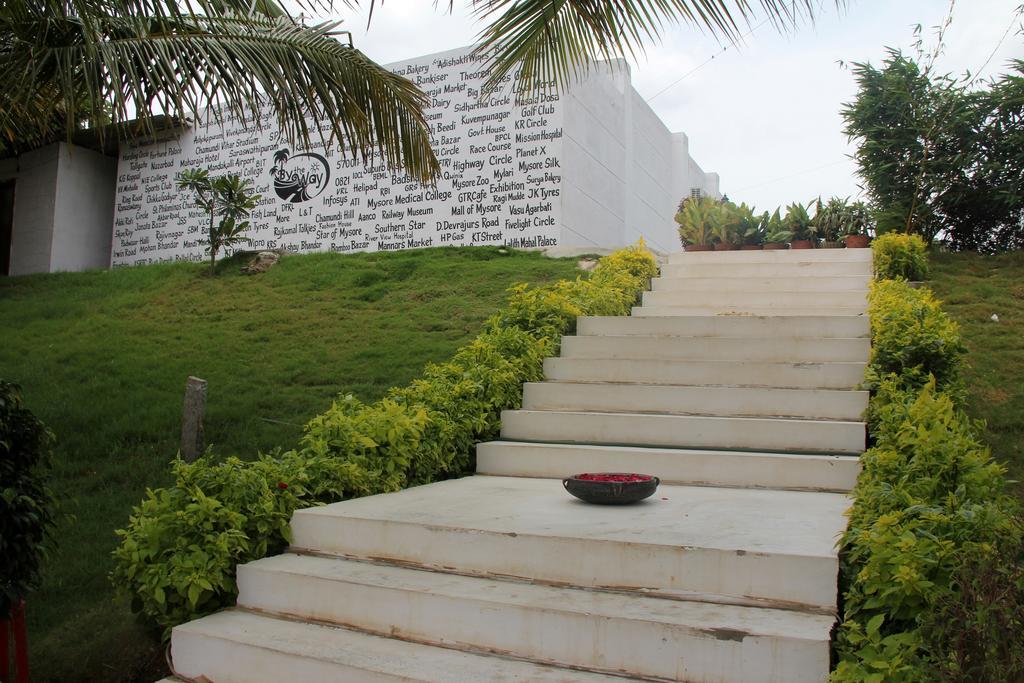Hotel By The Way Mysore Exterior foto