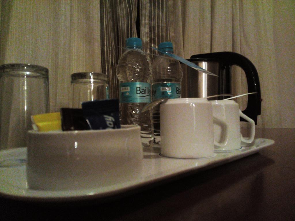 Hotel By The Way Mysore Habitación foto