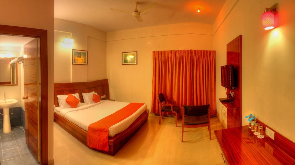Hotel By The Way Mysore Habitación foto