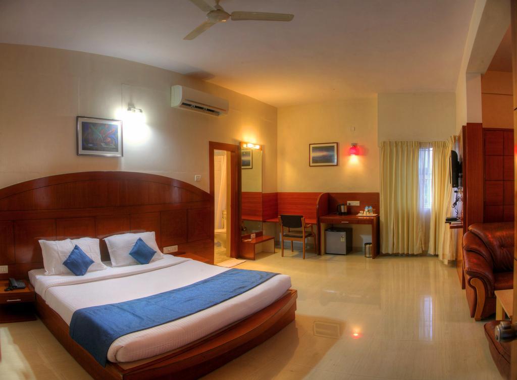 Hotel By The Way Mysore Habitación foto