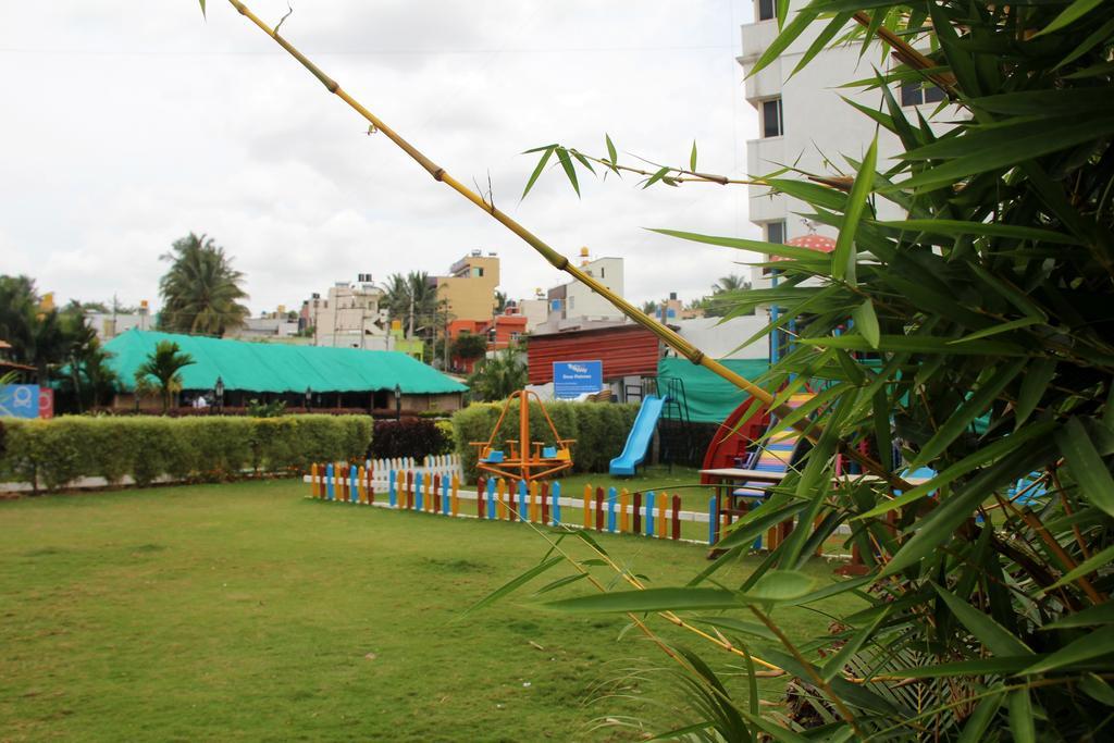 Hotel By The Way Mysore Exterior foto